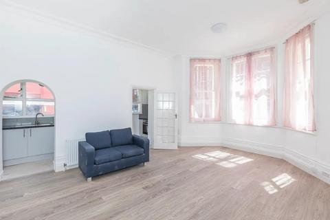 Studio to rent, Broadhurst Gardens, Finchley Road, London NW6
