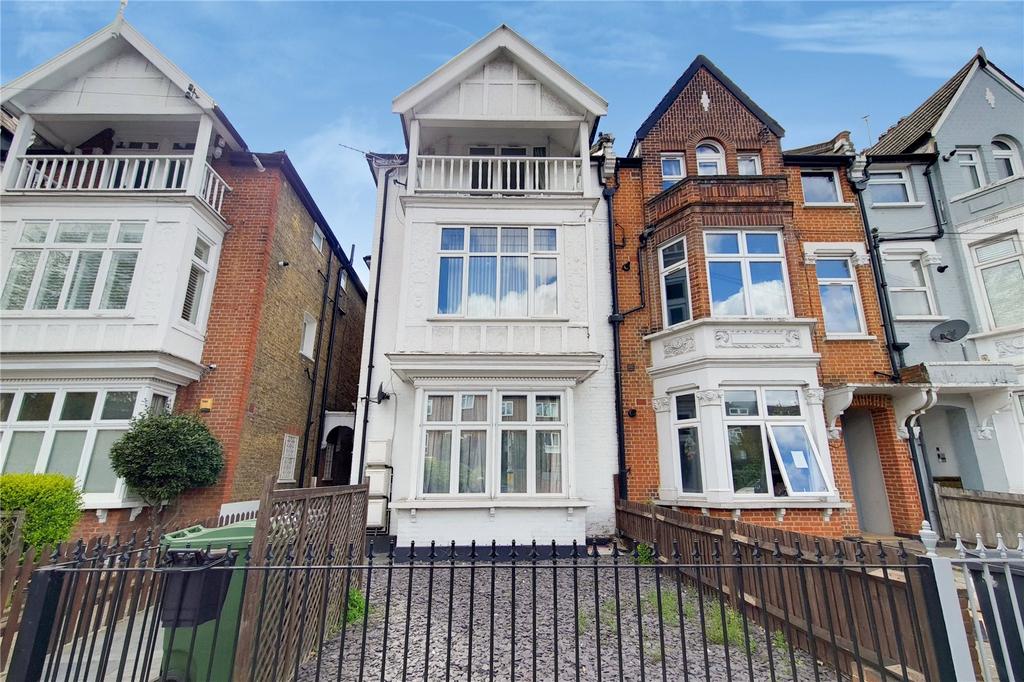 Thornton Avenue, London, SW2 3 bed apartment £1,950 pcm (£450 pw)