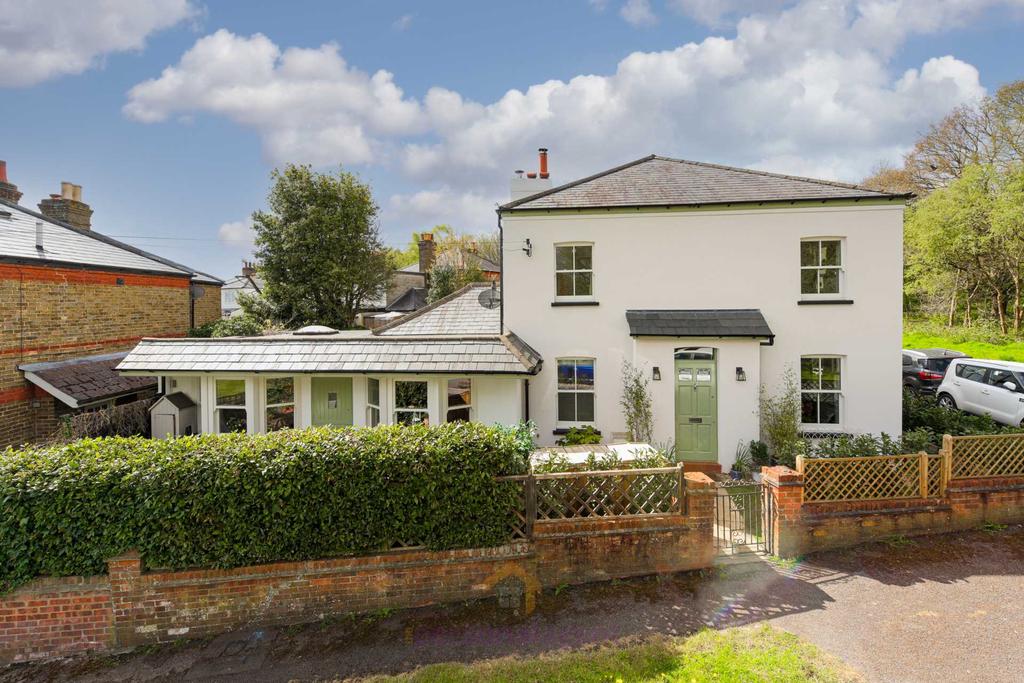 Bramble Walk, Epsom 3 bed cottage £2,000 pcm (£462 pw)
