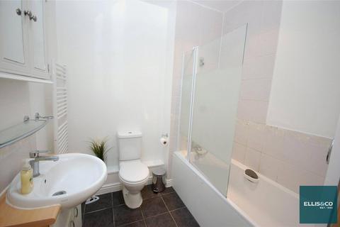 undefined, High Road, North Finchley, N12