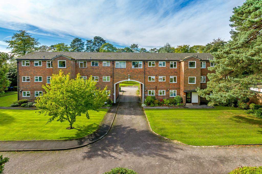 Beacon Hill Court, Hindhead 2 bed ground floor flat £900 pcm (£208 pw)
