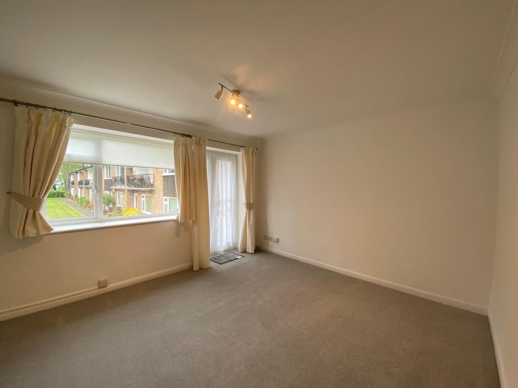 Beacon Hill Court, Hindhead 2 bed ground floor flat £900 pcm (£208 pw)