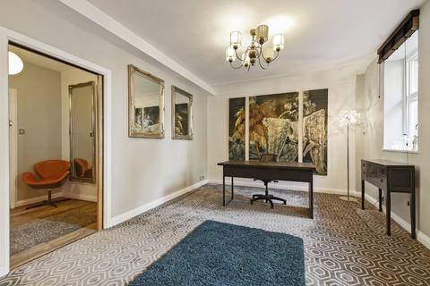 2 bedroom flat for sale, Carrington House, Hertford Street, London