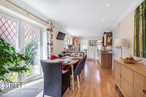 2a Rayburn Road, Hornchurch, RM11 3AP
