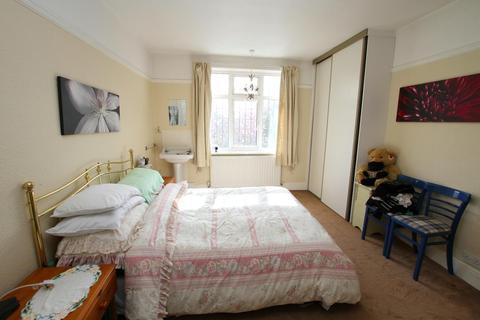 20 Arundel Gardens, Westcliff-on-sea, SS0 0BJ