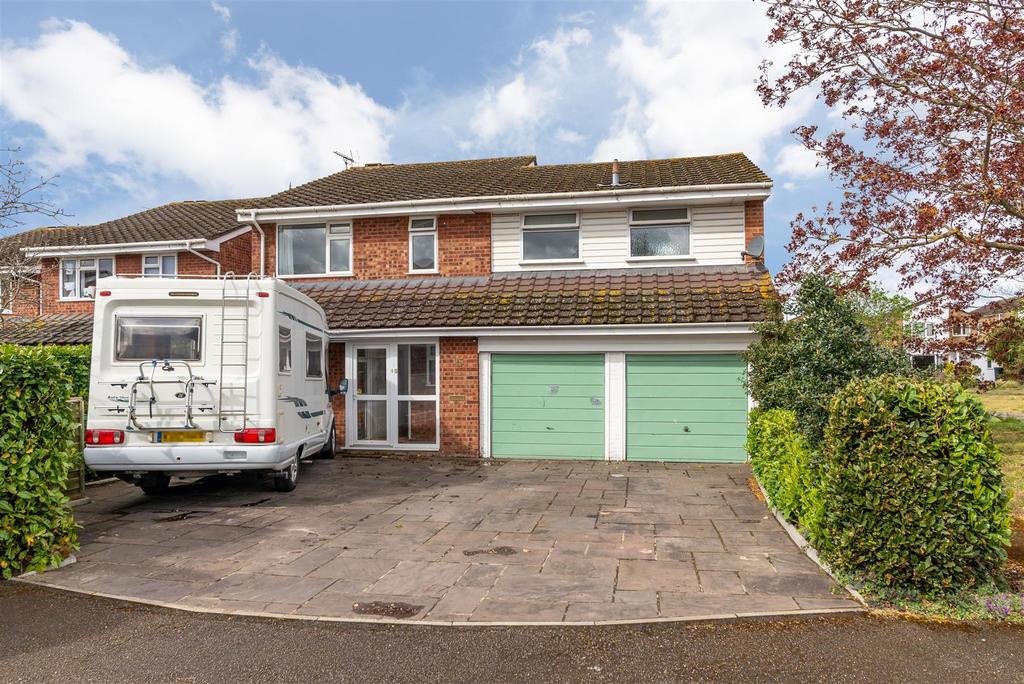 Winchilsea Crescent, West Molesey... 5 bed detached house £2,700 pcm (£623 pw)