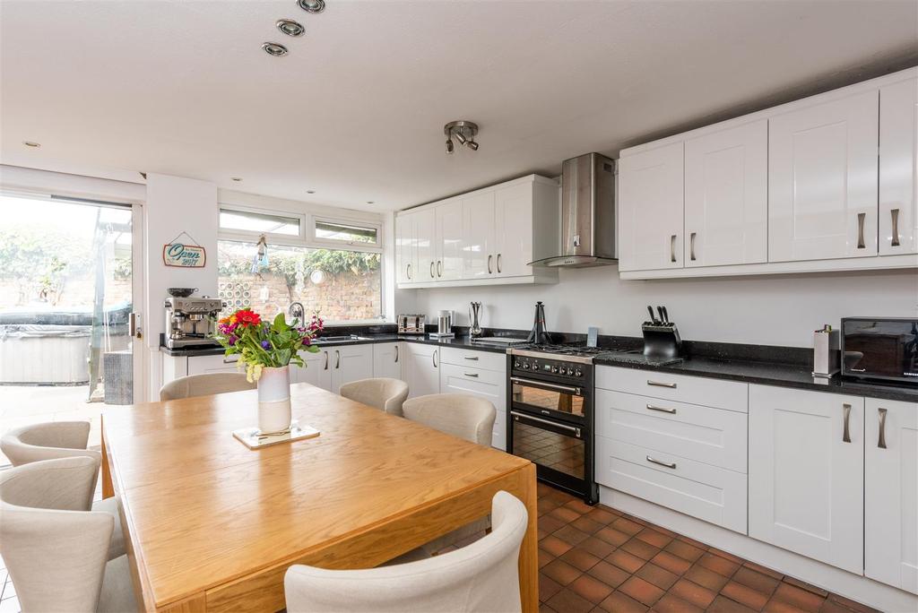 Winchilsea Crescent, West Molesey... 5 bed detached house £2,700 pcm (£623 pw)