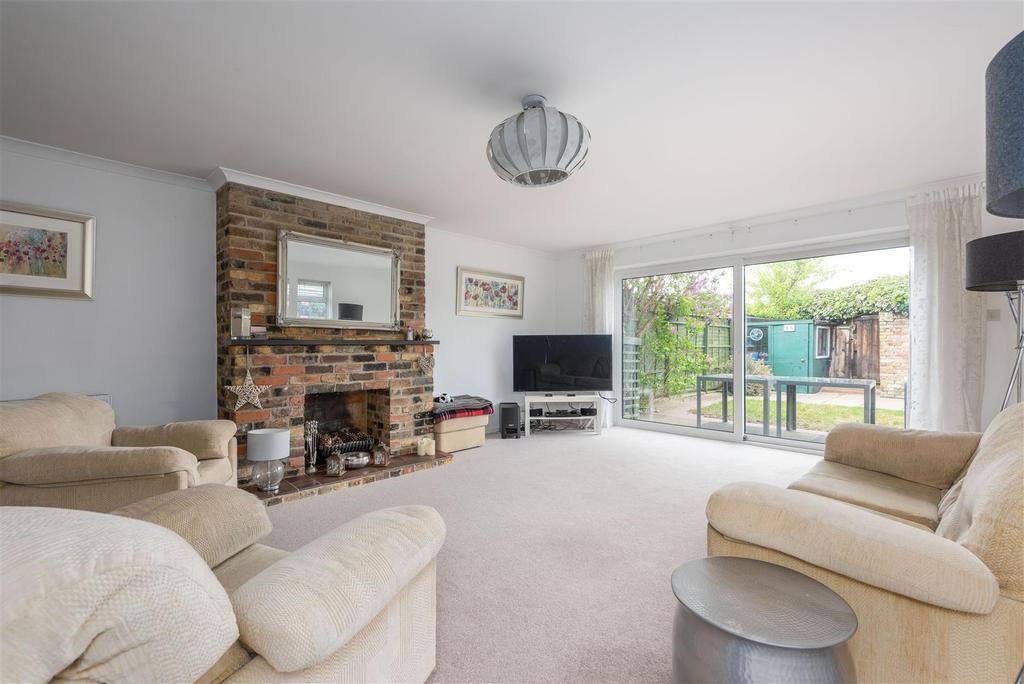 Winchilsea Crescent, West Molesey... 5 bed detached house £2,700 pcm (£623 pw)