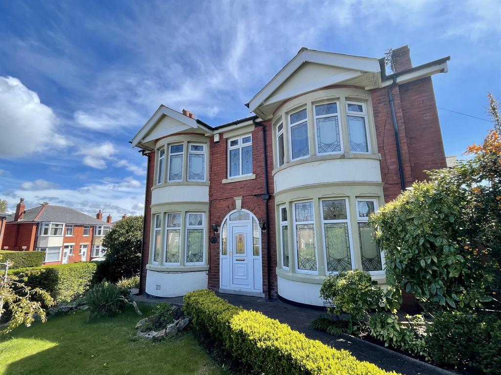 Preston Old Road, Blackpool, FY3 9QX 4 bed detached house £1,000 pcm (£231 pw)