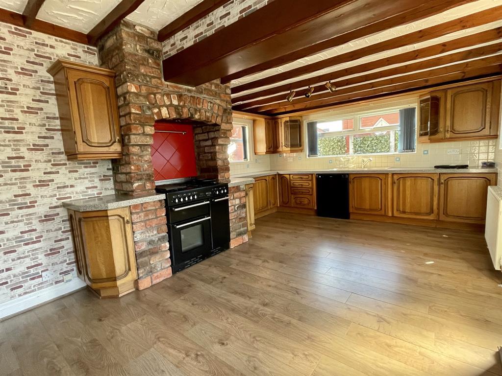 Preston Old Road, Blackpool, FY3 9QX 4 bed detached house £1,000 pcm (£231 pw)