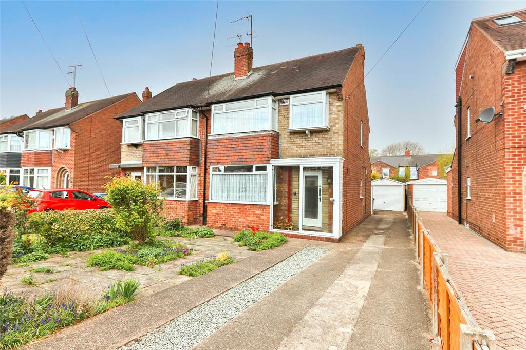 Auckland Avenue, Hull, HU6 3 bed semi-detached house - £145,000