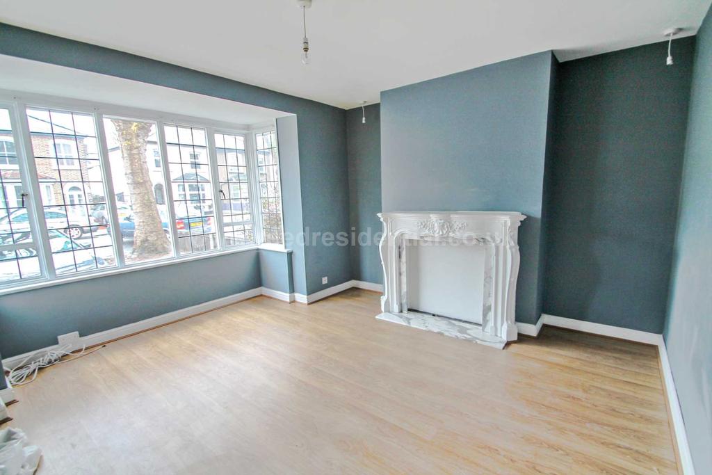Cambridge Road, Southend On Sea 3 bed house to rent £1,650 pcm (£381 pw)