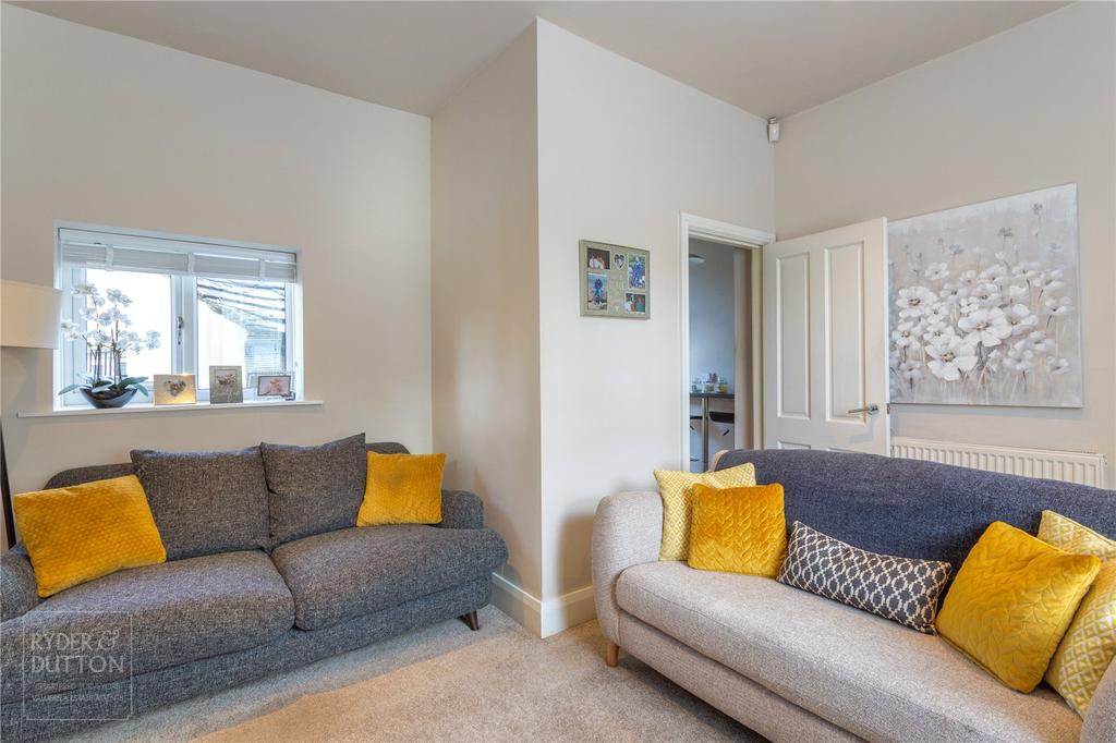 Chapel Hill, Linthwaite, Huddersfield, HD7 2 bed terraced house £130,000