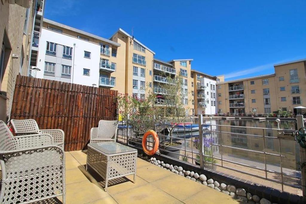Lockside Marina, Chelmsford, Essex, CM2 2 bed apartment £1,250 pcm (£