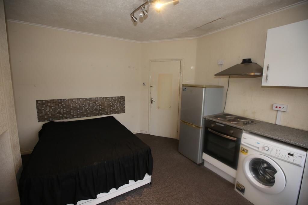 Studio flat with separate bathroom to let