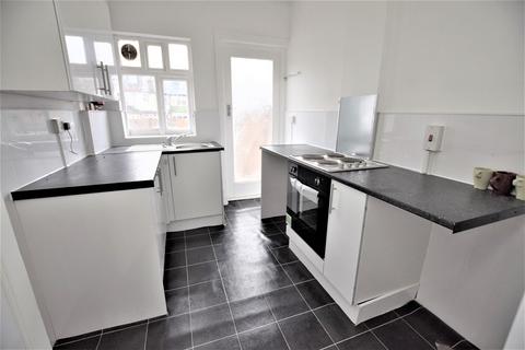 3 bedroom terraced house to rent, Werneth Hall Road, Clayhall. IG5 0DA