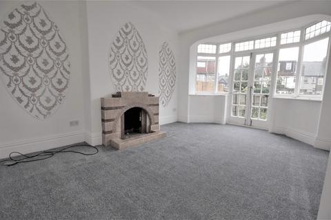 3 bedroom terraced house to rent, Werneth Hall Road, Clayhall. IG5 0DA