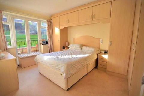1 bedroom retirement property for sale - Stoneleigh Road, Ilford, Essex. IG5 0JX