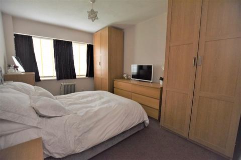 51 Dryden Close, Ilford, IG6 3DZ