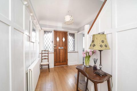 46 High Drive, New Malden, KT3 3UB