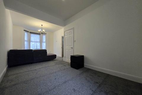 5 bedroom terraced house to rent, North Road, Seven Kings, IG3