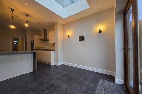 5 bedroom terraced house to rent, North Road, Seven Kings, IG3