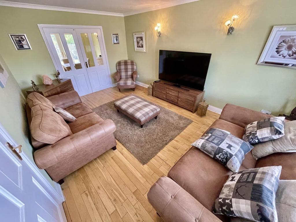 38 Ladeside Gardens, Kilbirnie 5 bed detached villa £175,000