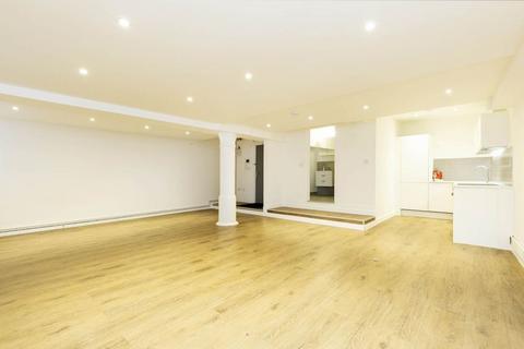 Studio to rent, E8