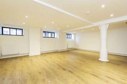 Studio to rent, E8