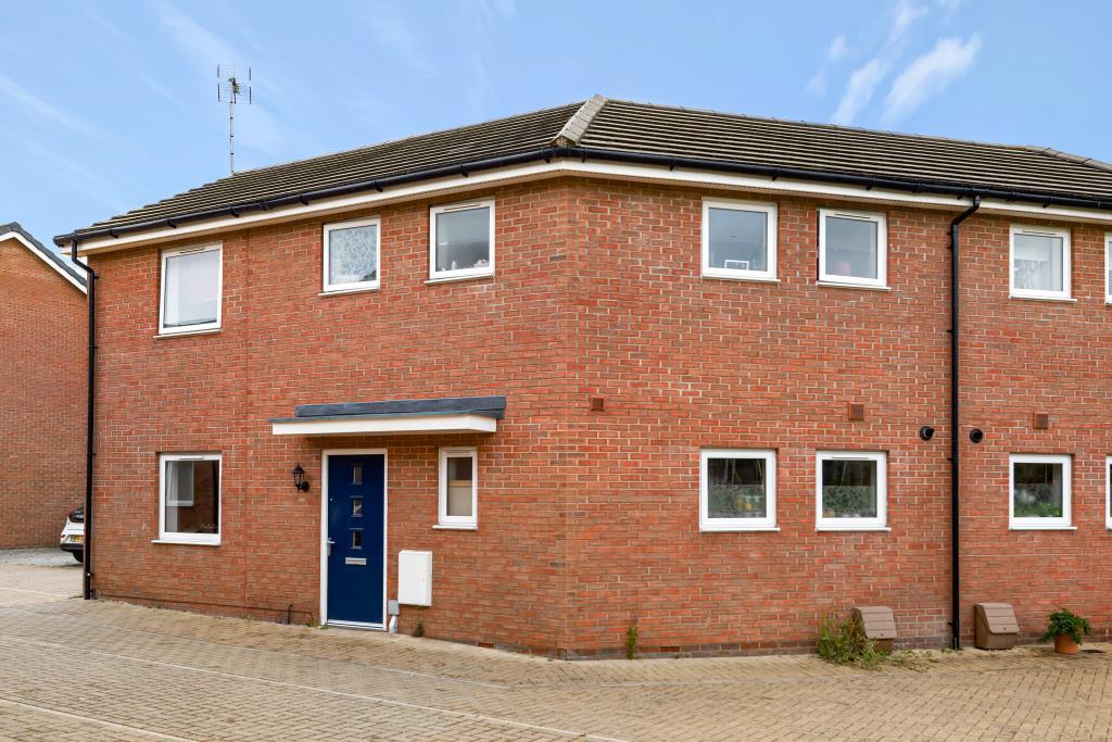 Quercetum Close, Aylesbury, HP19 3 bed end of terrace house £1,400