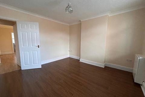 3 bedroom end of terrace house to rent, New Street, Huthwaite, Nottinghamshire