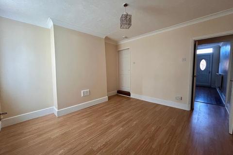 3 bedroom end of terrace house to rent, New Street, Huthwaite, Nottinghamshire