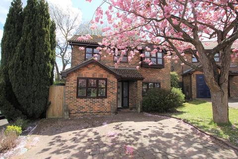 24 Cherry Gardens, Heathfield, TN21 8XZ