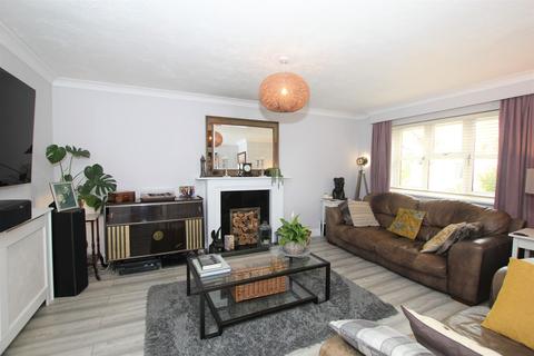 24 Cherry Gardens, Heathfield, TN21 8XZ