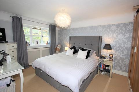 24 Cherry Gardens, Heathfield, TN21 8XZ