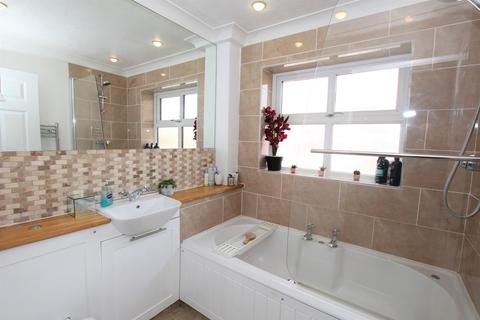 24 Cherry Gardens, Heathfield, TN21 8XZ