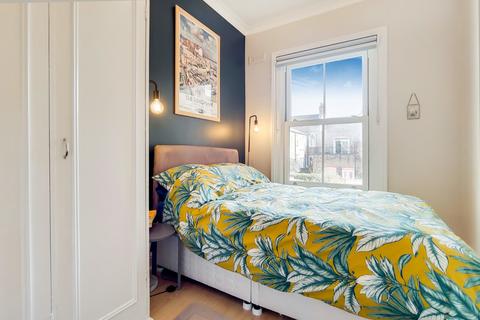 41b Beauchamp Road, London, SW11 1PG