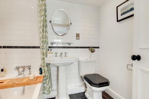 41b Beauchamp Road, London, SW11 1PG