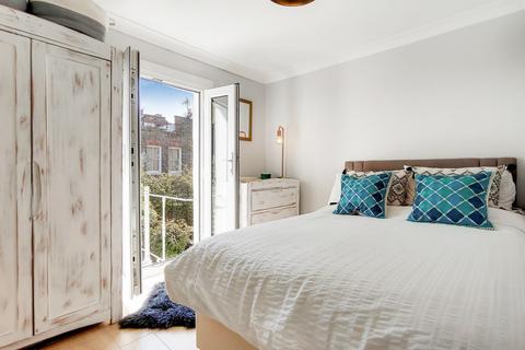 41b Beauchamp Road, London, SW11 1PG