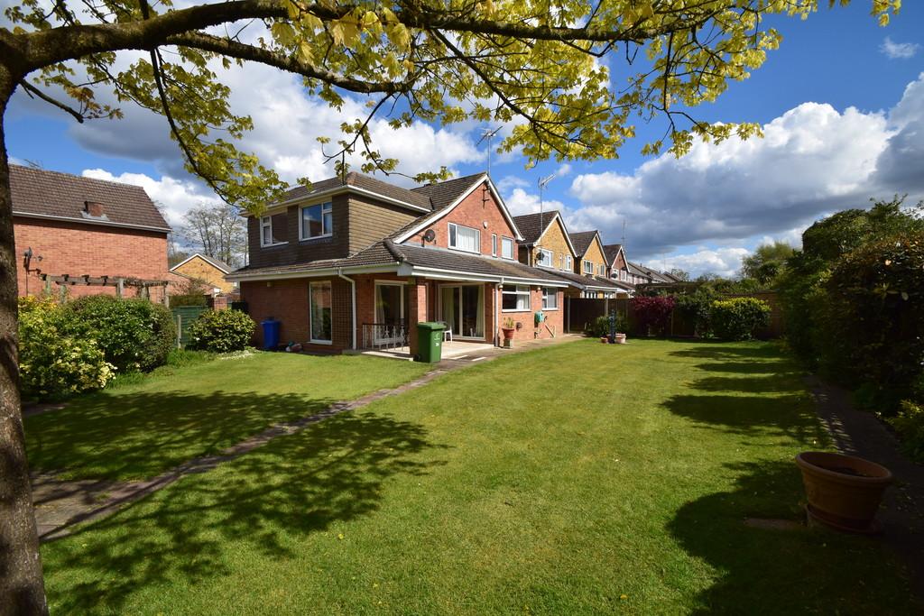 Weybridge Mead, Yateley 4 bed detached house £575,000