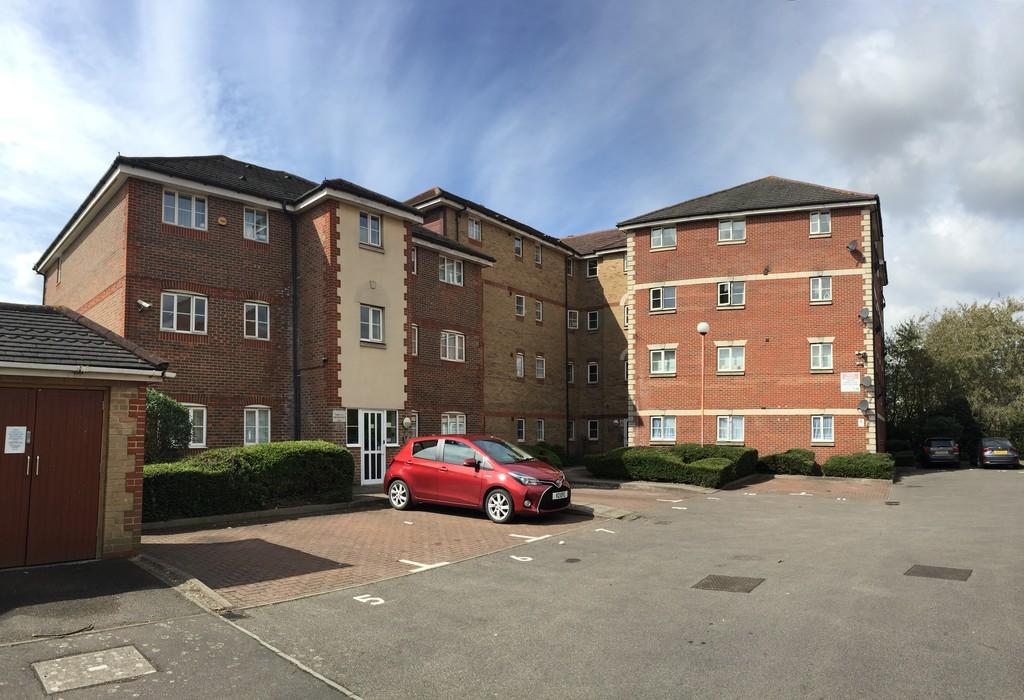 Fortune Court, Stern Close, Barking, IG11 2 bed apartment £1,275 pcm