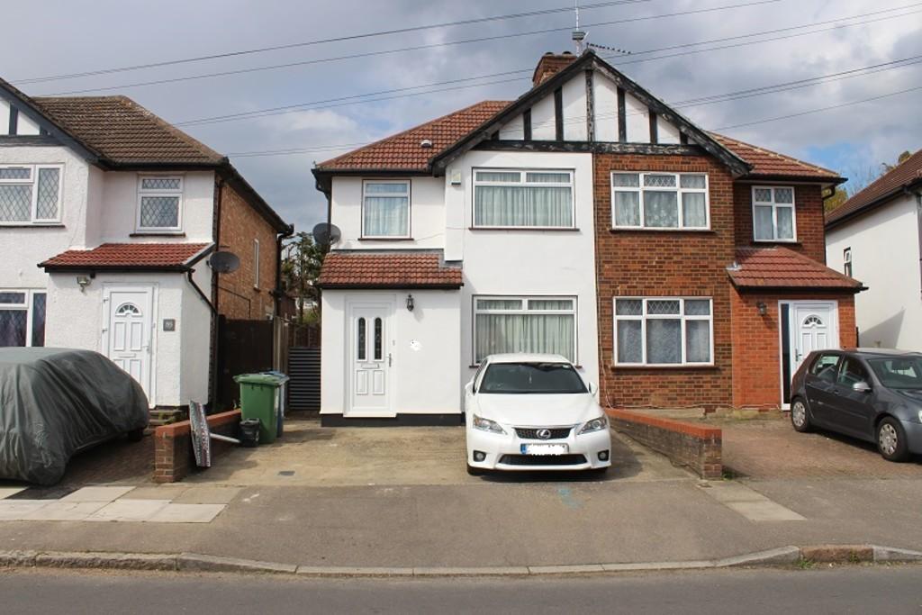 Clewer Crescent, Harrow Weald 3 bed semidetached house £1,700 pcm (£