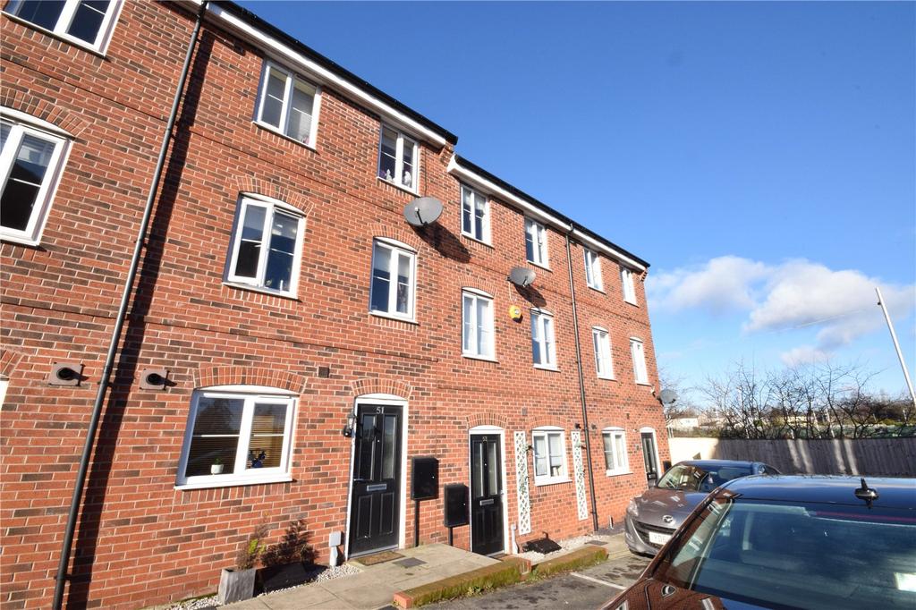 Carrick Drive, Thornbury, Bradford 4 bed semidetached house £950 pcm
