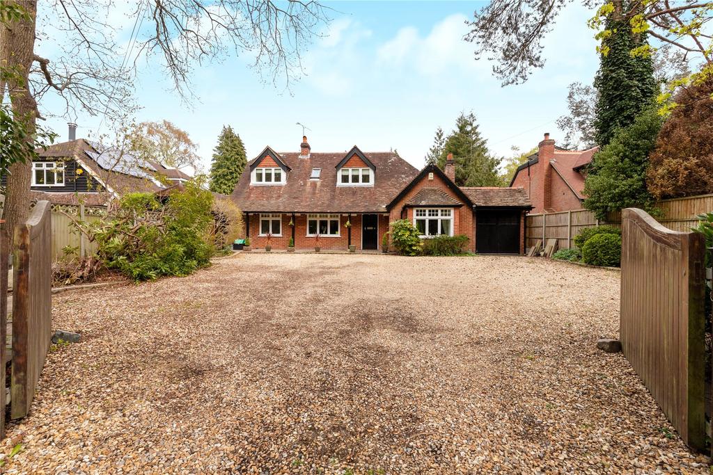 Lower Wokingham Road, Crowthorne... 4 bed detached house £900,000