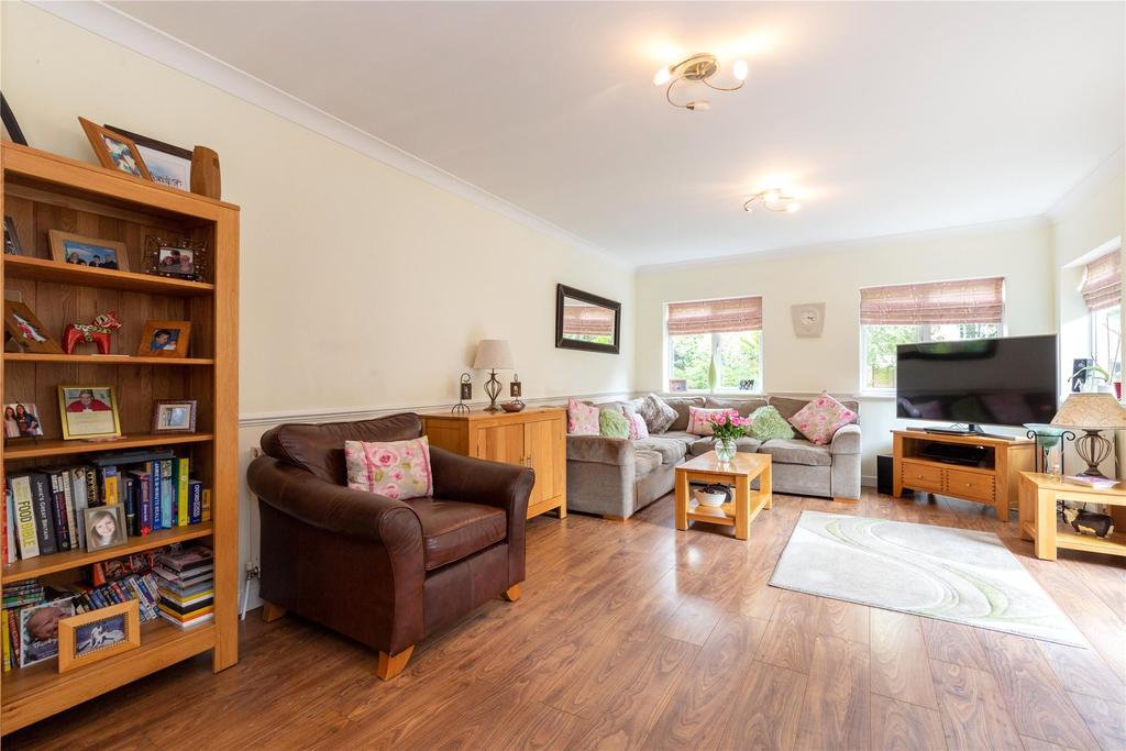 Lower Wokingham Road, Crowthorne... 4 bed detached house £900,000