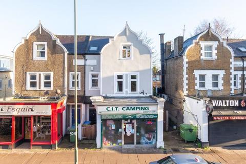 2 bedroom flat for sale, Hersham Road, Walton-On-Thames