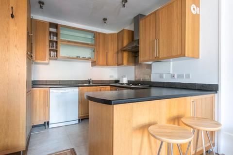 2 bedroom flat for sale, Hersham Road, Walton-On-Thames