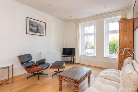 2 bedroom flat for sale, Hersham Road, Walton-On-Thames