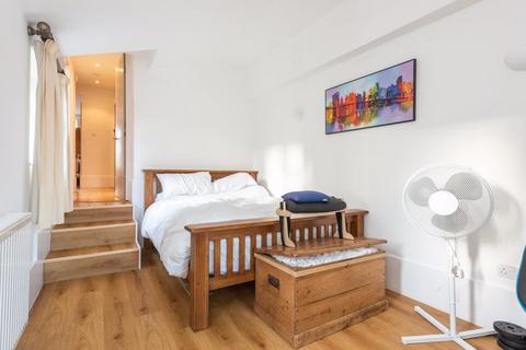 2 bedroom flat for sale, Hersham Road, Walton-On-Thames