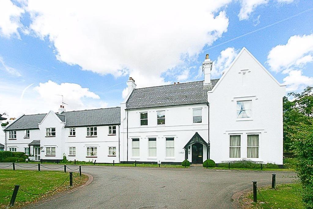 Hutton Court, Rayleigh Road 1 bed apartment £850 pcm (£196 pw)